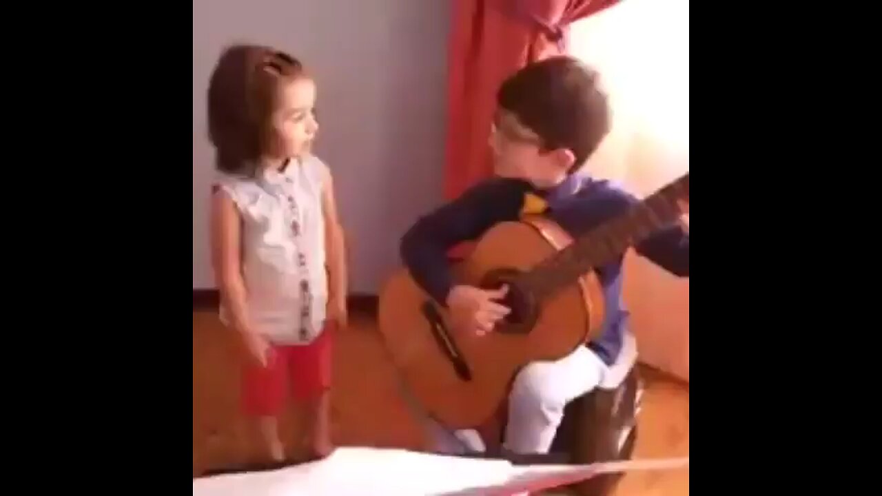 خواهر و برادر ببین چقدر قشنگ اجرا میکنند.