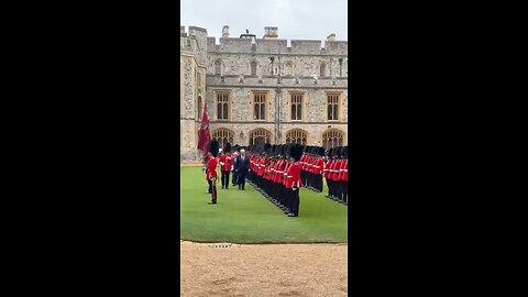 Who is walking in front ⁉️🤷🏼‍♂️❤️🙌🏻 Same as his visit to the queen…‼️‼️‼️