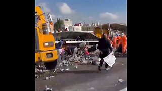 Autopista en México se convierte en un bar enorme al volcarse un camión con cerveza