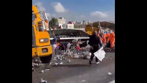 Autopista en México se convierte en un bar enorme al volcarse un camión con cerveza