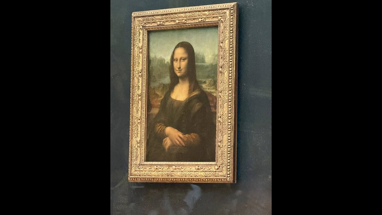 Mona Lisa smiles at the Louvre