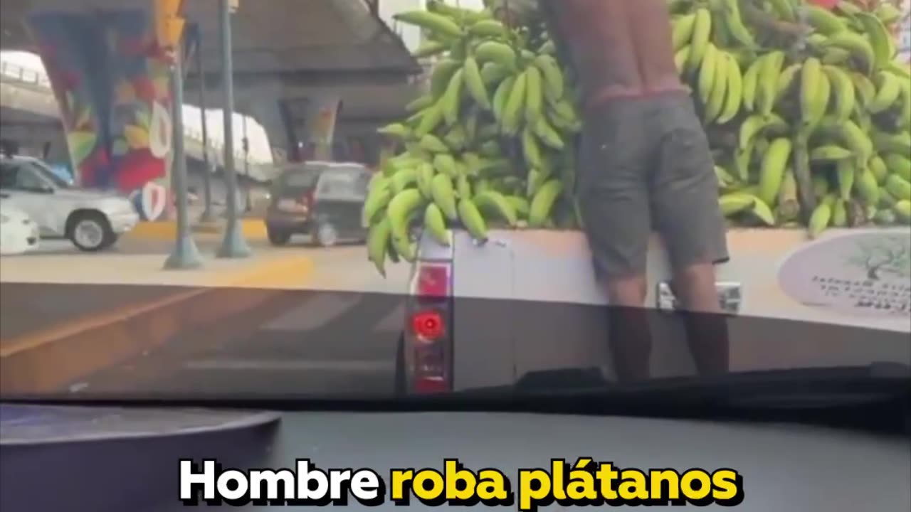 Ladrón de plátanos es sorprendido por policías en un semáforo