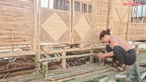 the girl who builds around the bamboo stairs, builds a wood stove and fishes, life on the lake .