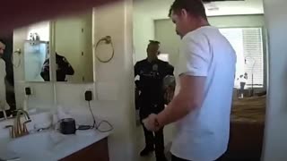 Padre deja morir a su hija en el auto mientras veía porno