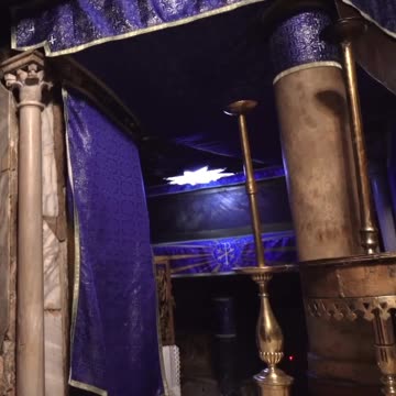 Messaggio di Natale 2024 da Betlemme di Efrata nell'odierna Palestina dalla grotta della basilica della natività sul luogo è incisa in latino la frase Hic de Virgine Maria Jesus Christus natus est «Qui dalla Vergine Maria è nato Gesù Cristo»