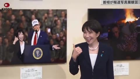 Thủ tướng Nhật Bản Sanae Takaichi tạo dáng trước bức ảnh chụp chung với Tổng thống Trump