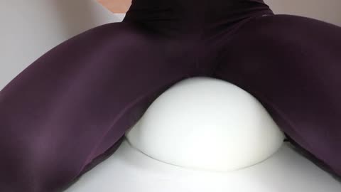 Fialová pořádně tlačí na bílej s vodou, potřebuje koupel