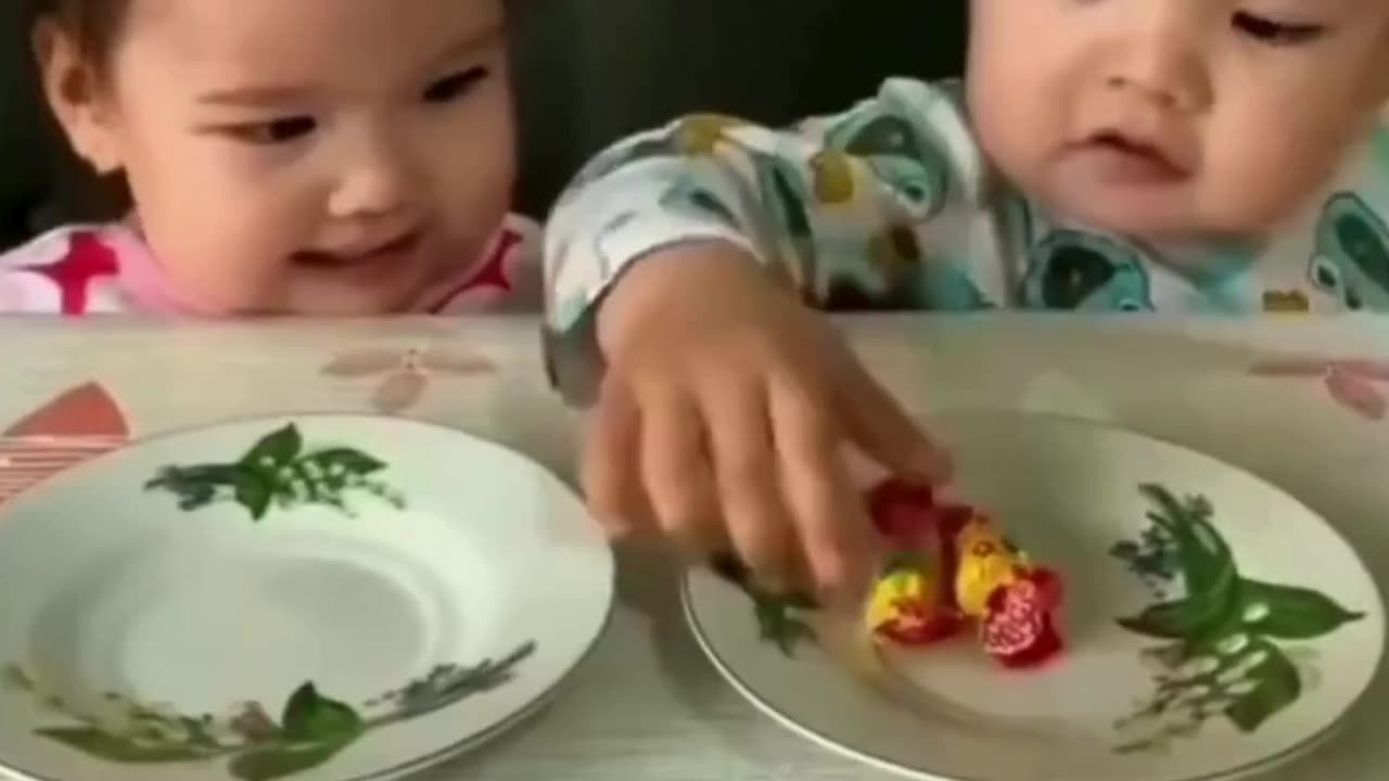 “When you realize sharing isn’t your strong suit 😂👀”#FunnyBabies 😂👶 #SiblingGoals 💕 #BabyHumor 😆
