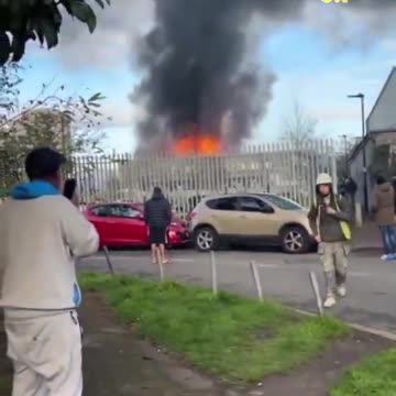 Tymi i dendur mbulon pjesën perëndimore të Londrës, zjarri i madh bie në një depo