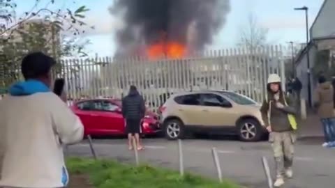 Tymi i dendur mbulon pjesën perëndimore të Londrës, zjarri i madh bie në një depo