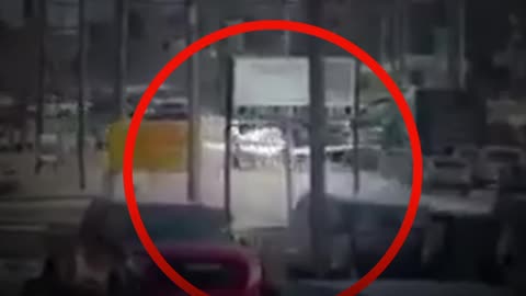 Aterrizaje de emergencia convierte una avenida de EE.UU. en pista improvisada