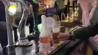 👉 WIFI - Eine Flasche Sekt öffnen.
