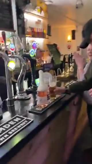 👉 WIFI - Eine Flasche Sekt öffnen.