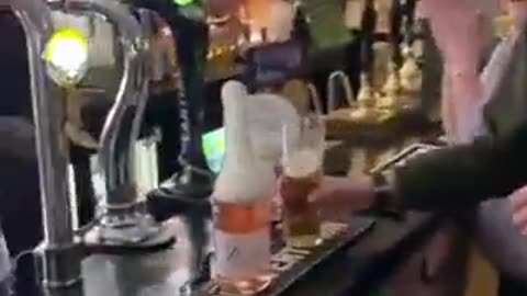 👉 WIFI - Eine Flasche Sekt öffnen.