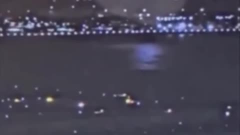 🇺🇸🙏 New footage of yesterday's collision between a passenger plane and a