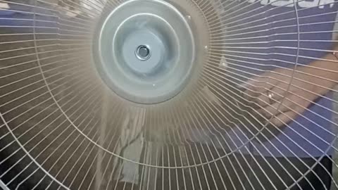 Women Gets Creative in Fixing Her Fan