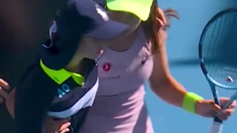 Respect to Zeynep Sönmez who went to help this ball kid who fainted beside the court ❤️