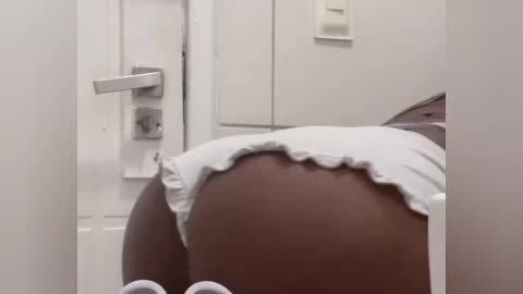 Thick twerks her fat jiggly ass in cheeky panties.
