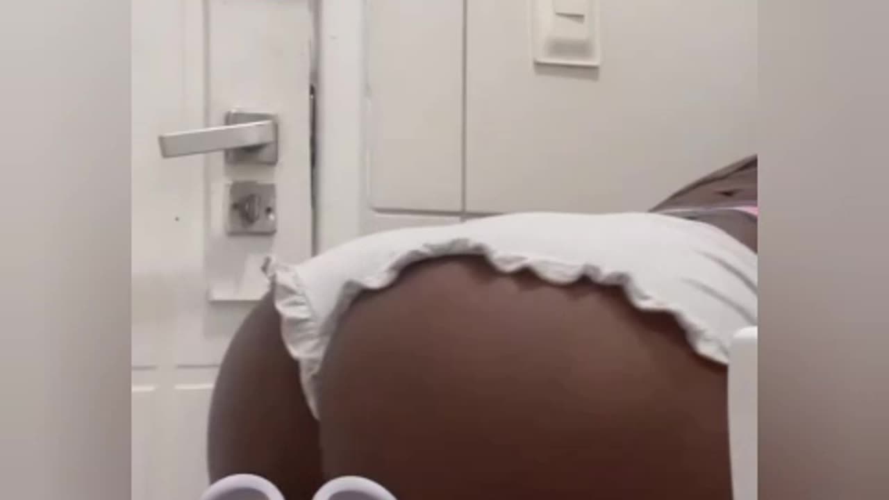 Thick twerks her fat jiggly ass in cheeky panties.