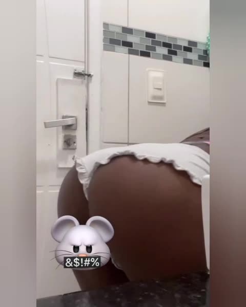 Thick twerks her fat jiggly ass in cheeky panties.