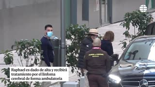 Las primeras imágenes de Raphael dejando el hospital tras recibir el alta