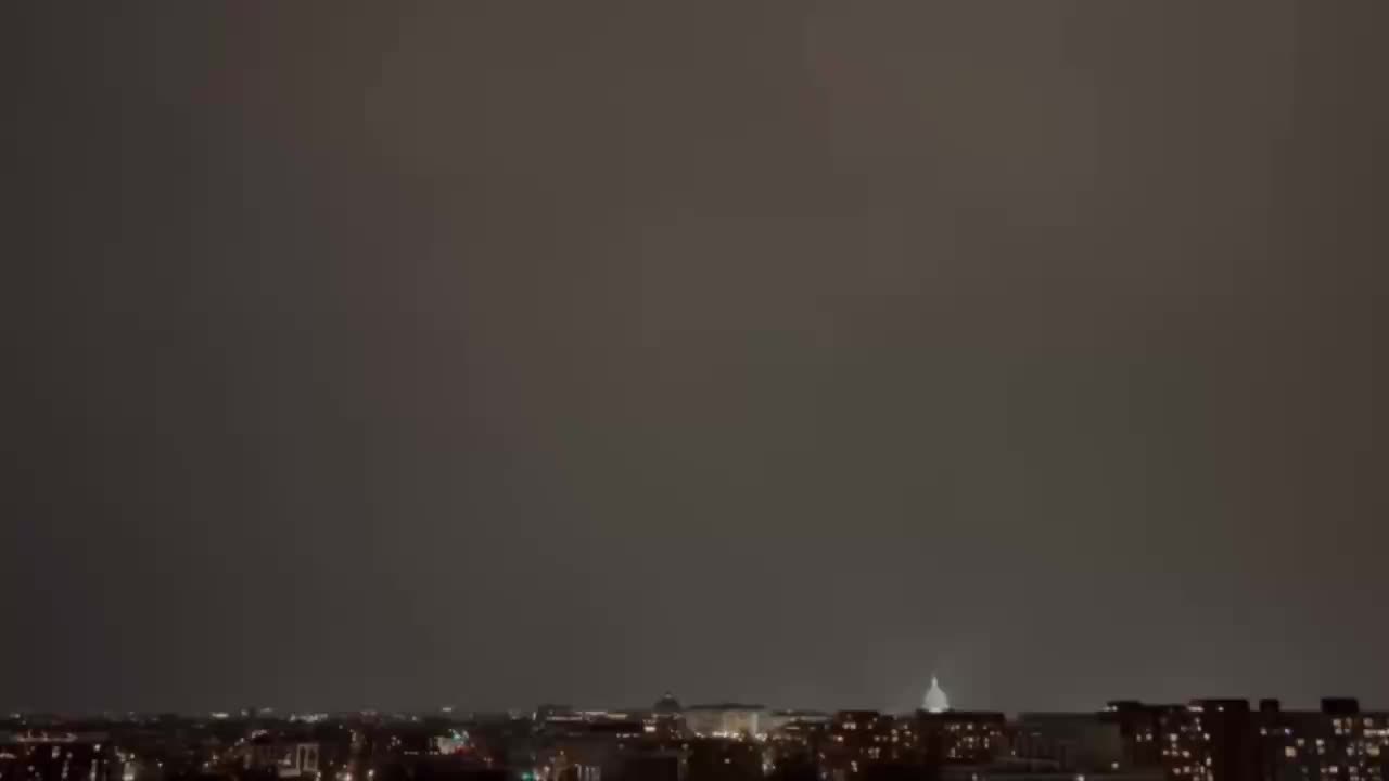 Lightning struck the US Capitol Building this evening 👀