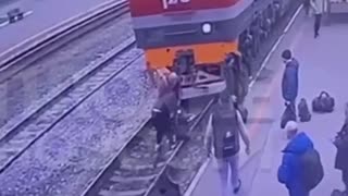 Sobrevive tras caer delante de una locomotora en marcha en Rusia