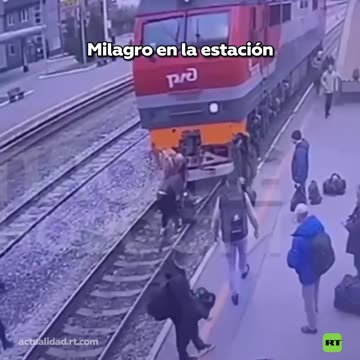 Sobrevive tras caer delante de una locomotora en marcha en Rusia