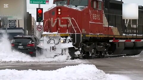 Train Hits Car at Railway Crossing – Full Video😱🚂🚂