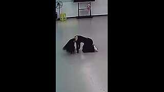 Maestra de baile se marea y los alumnos la emulan