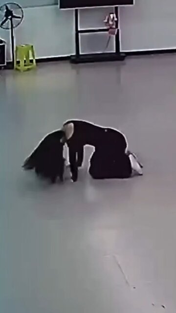 Maestra de baile se marea y los alumnos la emulan