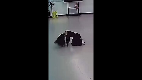 Maestra de baile se marea y los alumnos la emulan