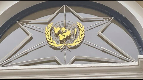 Stadhuis Wageningen heeft embleem van Verenigde Naties boven ingang bordes