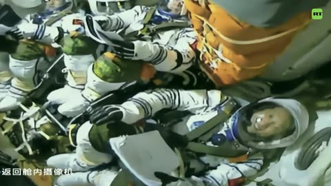 Astronauta chino muestra con qué juega mientras viaja a la estación espacial