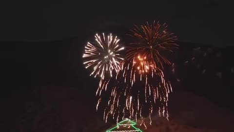 firework show at the “Christmas Mountain” tree lighting in Salida, Colorado 🎄✨