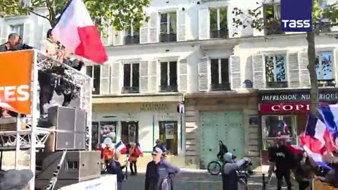 Parigi chiede le dimissioni del presidente Emmanuel Macron