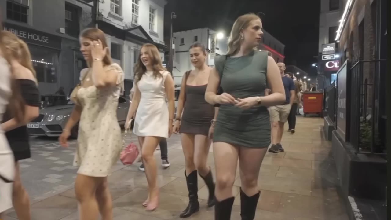 Walk tour London nightlife with many ladies