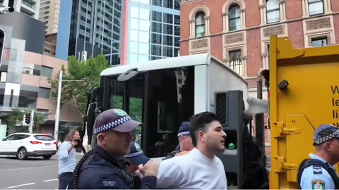 Australian Police Arrest Man for Chanting USA in a Pro-Maduro Crowd