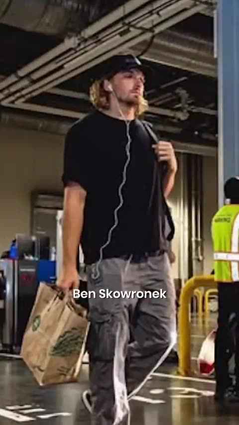 Man speculates as to why all these Athletes have now ditched Bluetooth Wireless Headphones.