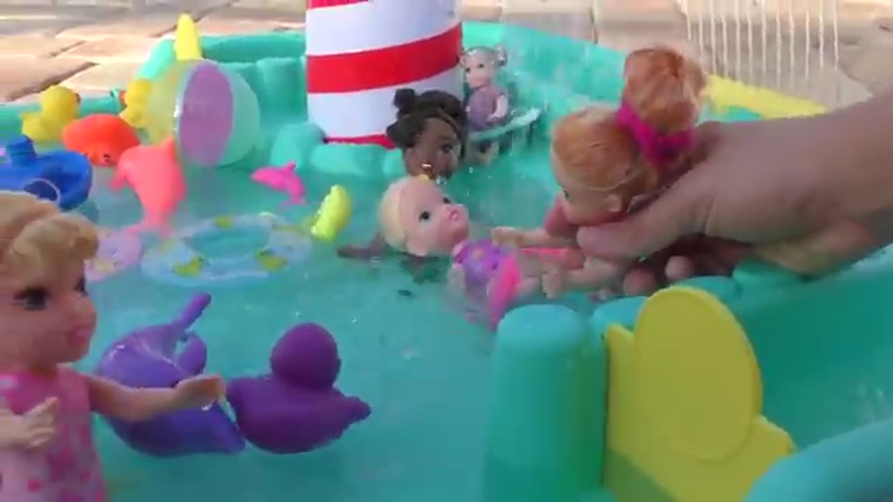 Water Park ! Elsa & Anna toddlers and friends - splash beach - water slide - Barbie dolls