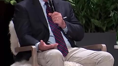 Tucker Carlson gives Trump “huge style points” and praises him for border and crime policies