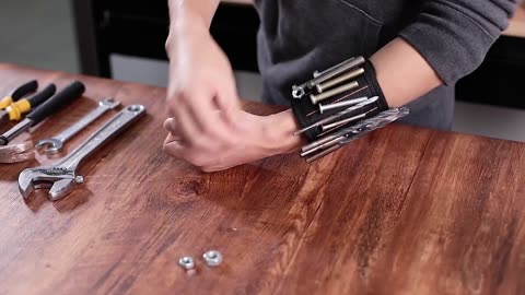 Extremely Powerful Hand Magnetic Wristband for Holding Screws Nails Drill Bits