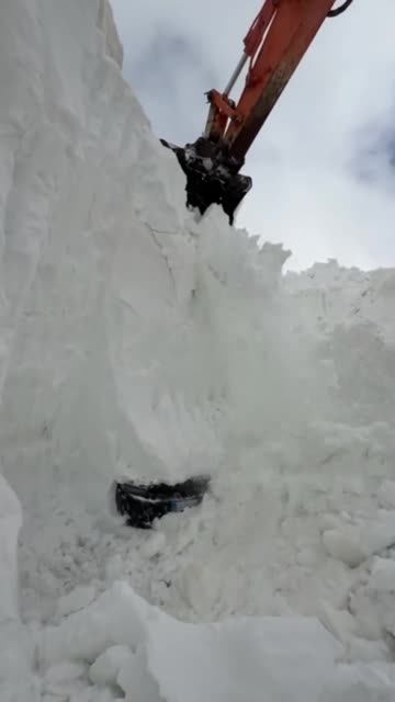 Etna u ‘pushtua’ nga dëbora, 5 metra trashësi në kraterin e vullkanit