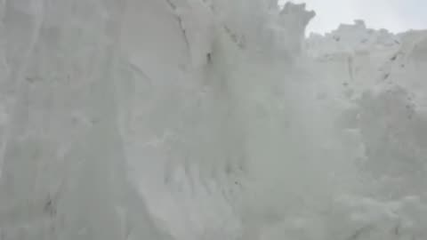 Etna u ‘pushtua’ nga dëbora, 5 metra trashësi në kraterin e vullkanit