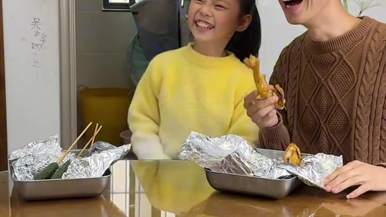 I clearly saw chicken wings with bamboo sticks, but in the end it was cucumbers