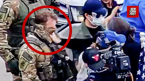 Anti-ICE protester violently grabs mask of ICE agent in Chicago 