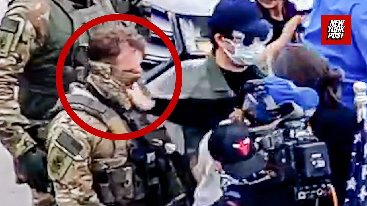 Anti-ICE protester violently grabs mask of ICE agent in Chicago