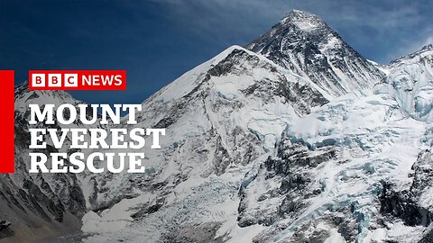 Mount Everest rescuers battle heavy snow with hundreds still stranded | BBC News