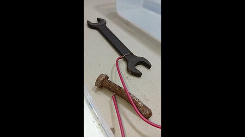 Removing rust with electric current