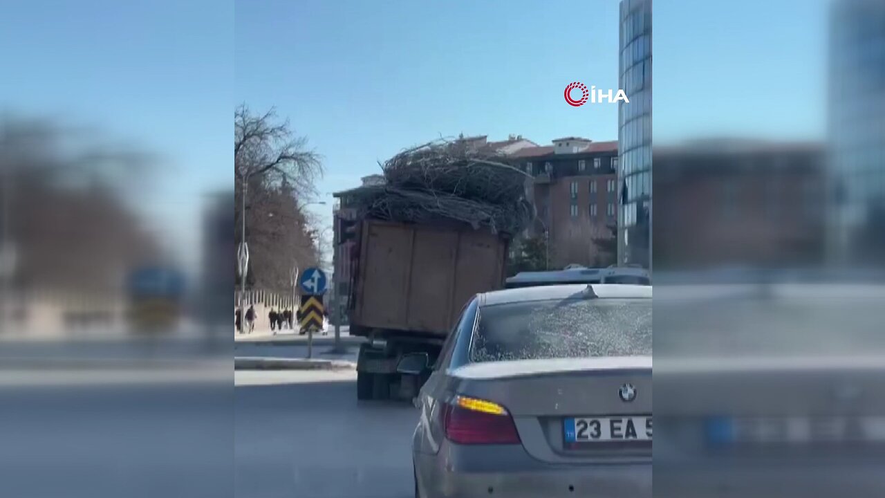 Elazığ’da demir yüklü kamyonun tehlikeli yolculuğu kameraya yansıdı